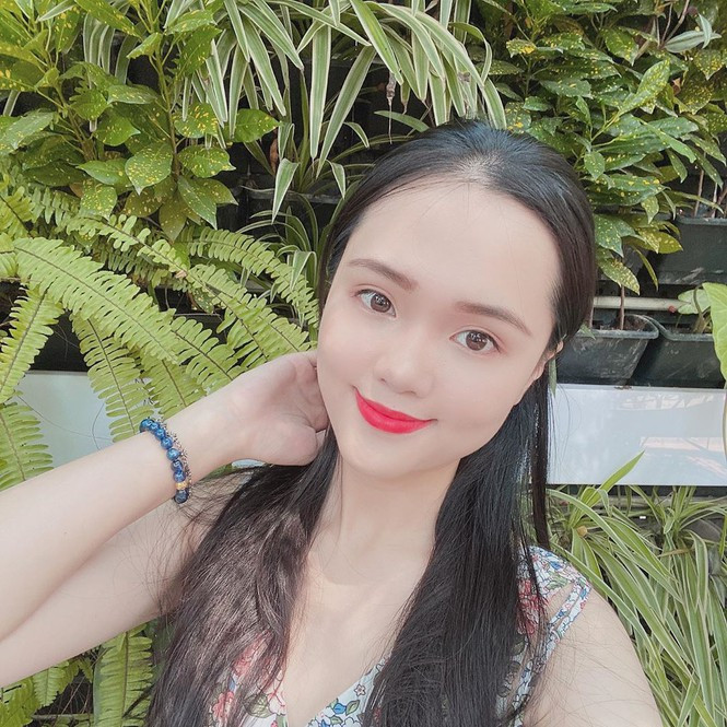 Nhiều người hâm mộ cho rằng, Quỳnh Anh sở hữu các đường nét nhỏ nhắn, dễ thương vì vậy chỉ phù hợp với lối trang điểm nhẹ nhàng, tông hồng cam trẻ trung. Nếu cứ tiếp tục make up với các tông màu đậm thì không ổn một chút nào.