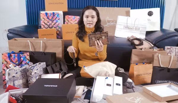 Trước đó, trong clip "đập hộp" đầu tay, ra mắt kênh Youtube, Quỳnh Anh cũng bị nhiều người "ném đá" vì lối trang điểm cầu kỳ nhưng kém xinh. Trông mặt cô nàng bóng nhẫy như bị đổ dầu và vô cùng nhợt nhạt, già nua.