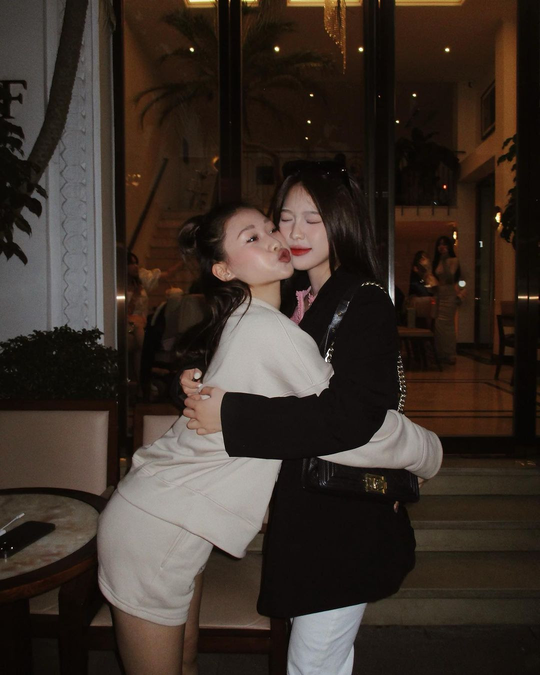 Bên cạnh đó, cũng không ít TikToker có động thái khi bị bắt gặp từng chơi chung hội với Như Phương. Đó là Wyn Anh (Quỳnh Anh, SN 2005) - với 2,5 triệu người follow từng xuất hiện chung khung hình với Như Phương.