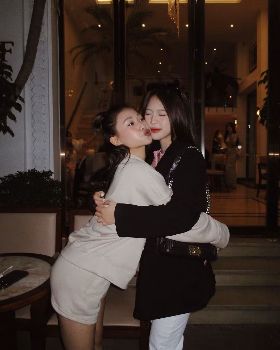 Bên cạnh đó, cũng không ít TikToker có động thái khi bị bắt gặp từng chơi chung hội với Như Phương. Đó là Wyn Anh (Quỳnh Anh, SN 2005) - với 2,5 triệu người follow từng xuất hiện chung khung hình với Như Phương.