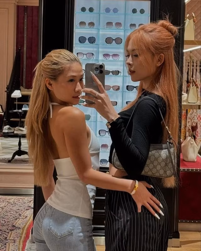 Ban đầu, trước khi ồn ào liên quan đến chính trị nổ ra, Ngân Hà vẫn cùng Louis Phạm đi mua sắm.