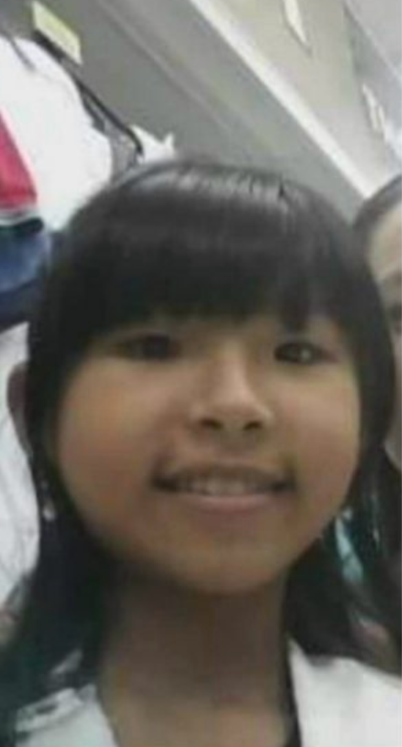 "Hồi nhỏ, em để tóc mái ngố, người gầy gò, da thì đen nhẻm, đen bóng luôn ấy. Đến mức đi học lúc nào cũng bị các bạn đặt cho biệt danh xấu xí, rồi ví em với người dân tộc. Em luôn là tâm điểm để các bạn lấy ra trêu đùa" - Thu Thảo buồn bã kể về tuổi thơ có phần dữ dội của mình.