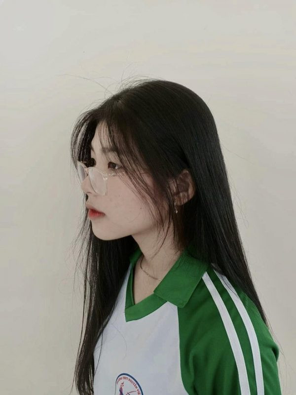 Thế nhưng đến tuổi dậy thì, ngoại hình của cô nàng thay đổi một cách chóng mặt. Thu Thảo cao hơn, thân hình đầy đặn, nước da trắng và các nét trên khuôn mặt trở nên gọn gàng, xinh xắn hơn rất nhiều.