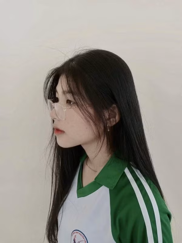 Thế nhưng đến tuổi dậy thì, ngoại hình của cô nàng thay đổi một cách chóng mặt. Thu Thảo cao hơn, thân hình đầy đặn, nước da trắng và các nét trên khuôn mặt trở nên gọn gàng, xinh xắn hơn rất nhiều.