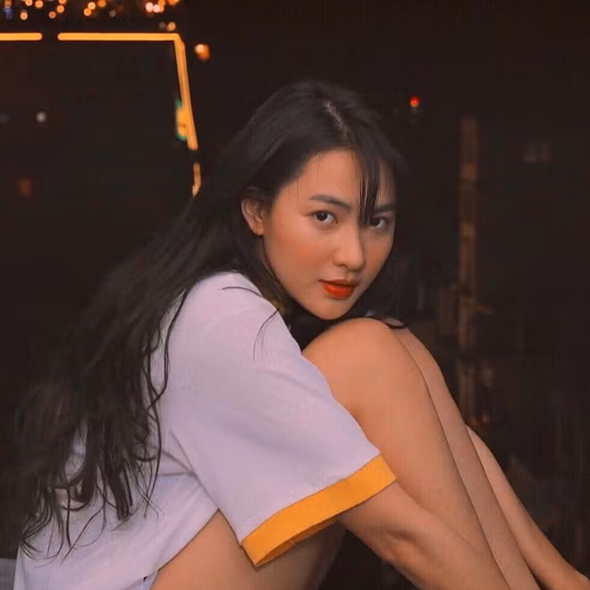 Nguyễn Minh Trang (SN 1995, quê Hải Phòng) sở hữu chiều cao 1m70 và từng là hot girl của trường ĐH Sân khấu Điện ảnh. Cô nàng bắt đầu nổi tiếng khi vào vai Quyên trong bộ phim Tình khúc Bạch Dương.