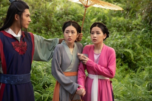 Trước khi vào vai Tấm trong MV "Anh ơi ở lại" của Chi Pu, Mai Vân Trang (SN 1997) đã nổi tiếng trên mạng xã hội với vai trò là một beauty blogger. Trong MV, mặc dù trang điểm nhẹ nhàng, mộc mạc nhưng cô nàng vẫn cực kỳ xinh đẹp và được cho là còn nổi trội hơn cô Cám.