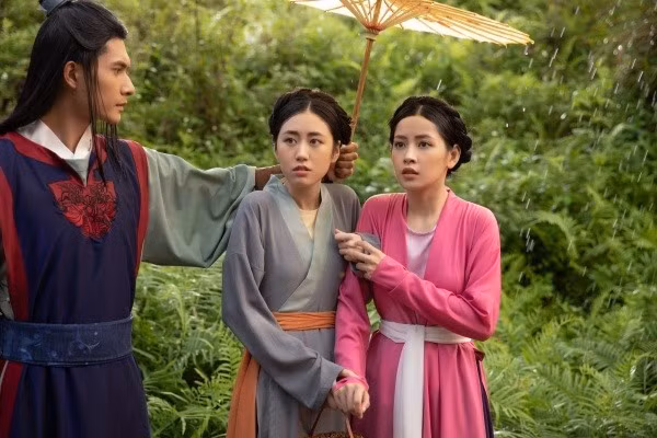 Trước khi vào vai Tấm trong MV "Anh ơi ở lại" của Chi Pu, Mai Vân Trang (SN 1997) đã nổi tiếng trên mạng xã hội với vai trò là một beauty blogger. Trong MV, mặc dù trang điểm nhẹ nhàng, mộc mạc nhưng cô nàng vẫn cực kỳ xinh đẹp và được cho là còn nổi trội hơn cô Cám.