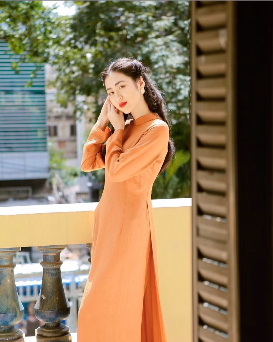 Mai Vân Trang sở hữu ngoại hình rạng rỡ, nụ cười cực kỳ có duyên thế nhưng người hâm mộ cho rằng trông cô nàng khá mảnh mai so với chiều cao của mình. Cô nàng bén duyên với nghền beauty blogger sau khi du học Phần Lan về nước.