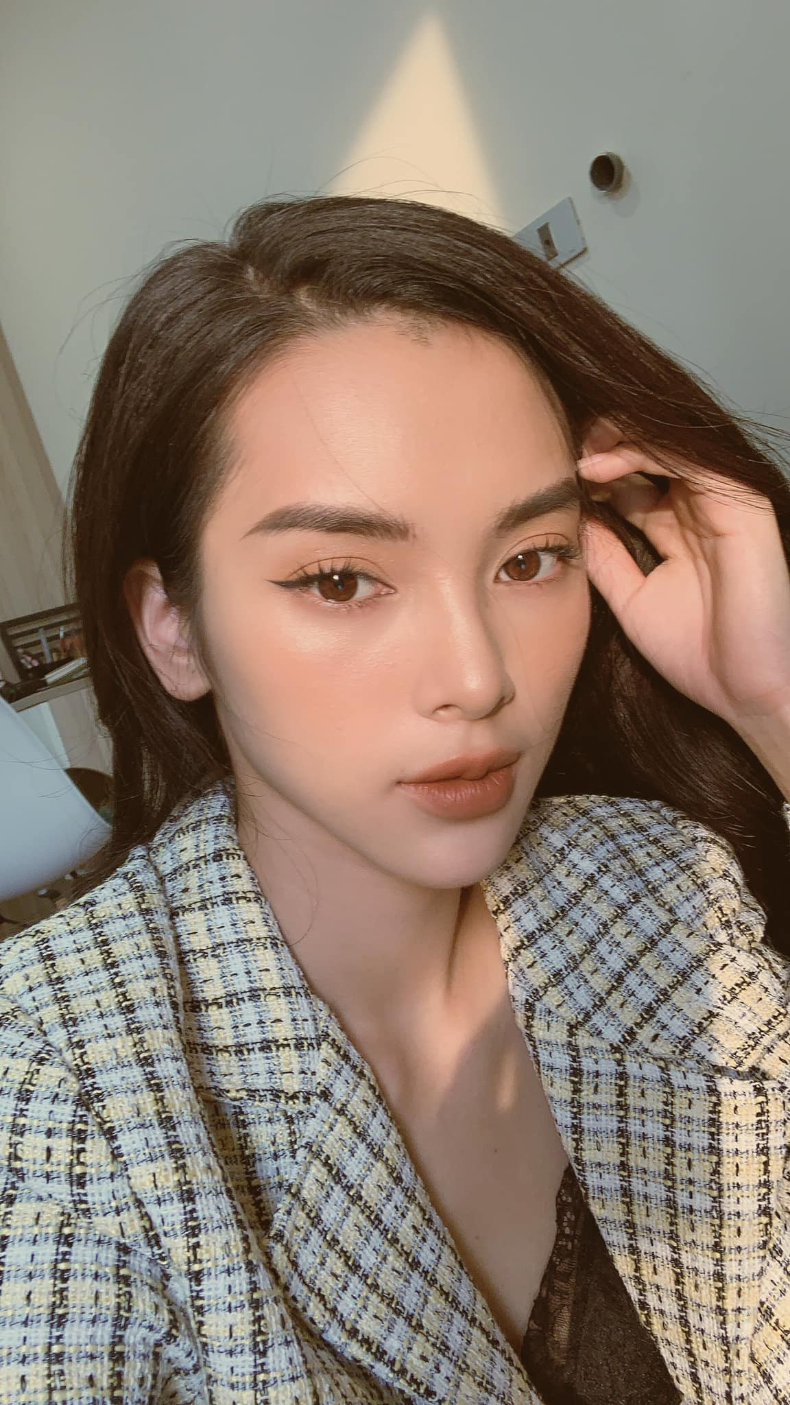 Cô nàng hot girl có cuộc hôn nhân khá sóng gió. 18 tuổi đã kết hôn và sau 2 năm chung sống ngắn ngủi thì ly dị chồng, một mình nuôi con đến tận bây giờ. Thế nhưng Quỳnh Lương chia sẻ cô không hề hối hận vì tổ chức đám cưới vào thời điểm đó, với người đó.