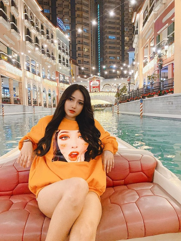 Phi Yến sở hữu nhan sắc xinh đẹp với đôi mắt to tròn, sống mũi cao và mái tóc xoăn dài cực kỳ xinh đẹp. Thế nhưng nhiều người cho rằng khuôn mặt cô nàng khá cứng khi can thiệp thẩm mỹ quá nhiều.