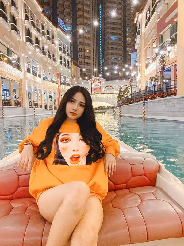 Phi Yến sở hữu nhan sắc xinh đẹp với đôi mắt to tròn, sống mũi cao và mái tóc xoăn dài cực kỳ xinh đẹp. Thế nhưng nhiều người cho rằng khuôn mặt cô nàng khá cứng khi can thiệp thẩm mỹ quá nhiều.