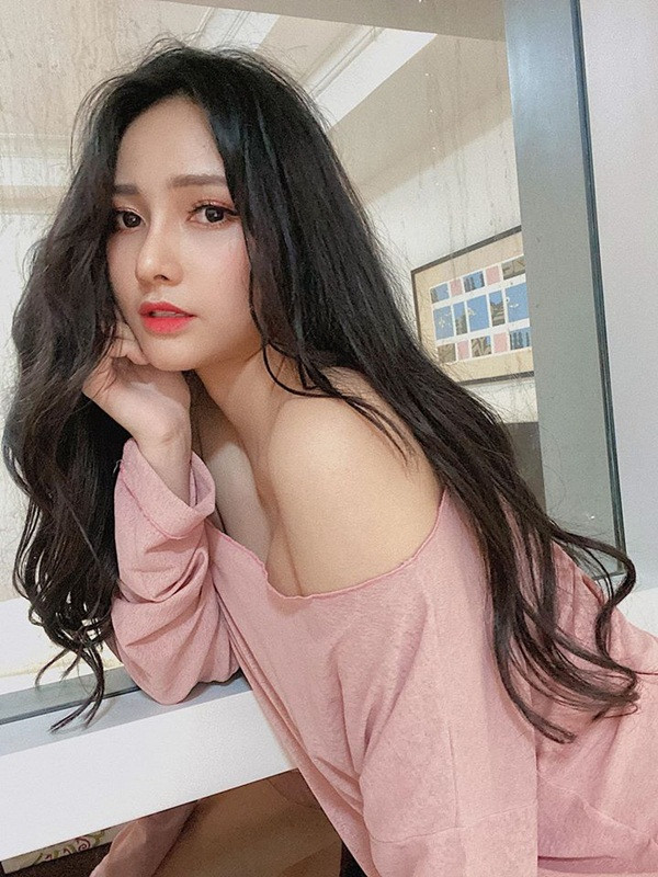 Không lâu sau đó, danh tính của cô nàng hot girl cổ vũ đội tuyển U22 Việt Nam tại Philippines đã được tìm ra. Cô là Nguyễn Thị Phi Yến, tên thường gọi là Jenny Yến, sinh năm 1996, quê Nha Trang.