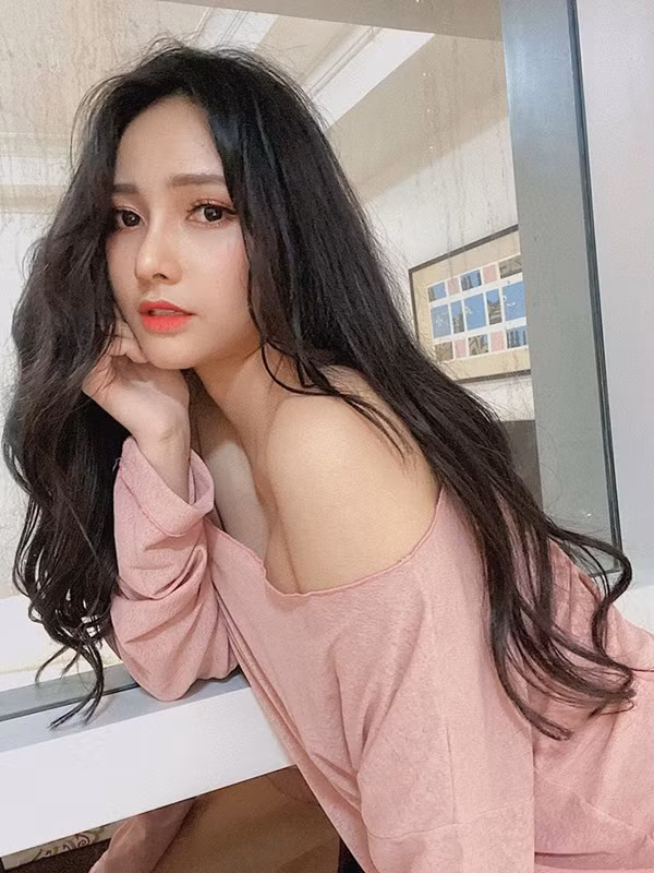 Không lâu sau đó, danh tính của cô nàng hot girl cổ vũ đội tuyển U22 Việt Nam tại Philippines đã được tìm ra. Cô là Nguyễn Thị Phi Yến, tên thường gọi là Jenny Yến, sinh năm 1996, quê Nha Trang.