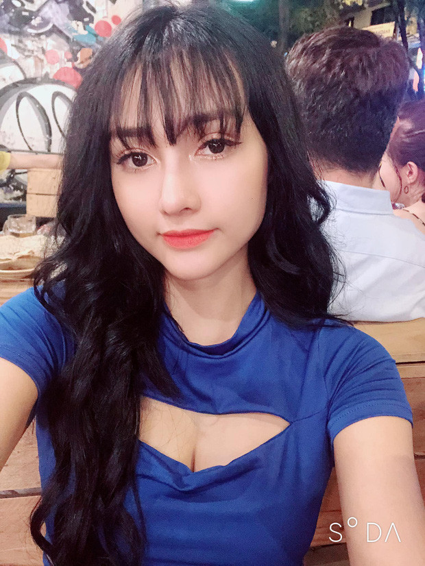 Với nhan sắc vô cùng xinh đẹp và nổi bật, cô nàng ngay lập tức trở thành tâm điểm chú ý của truyền thông sau khi xuất hiện trong khoảnh khắc máy quay lia tới phía khán đài của các CĐV Việt Nam trong trận U22 Việt Nam gặp U22 Indonesia.