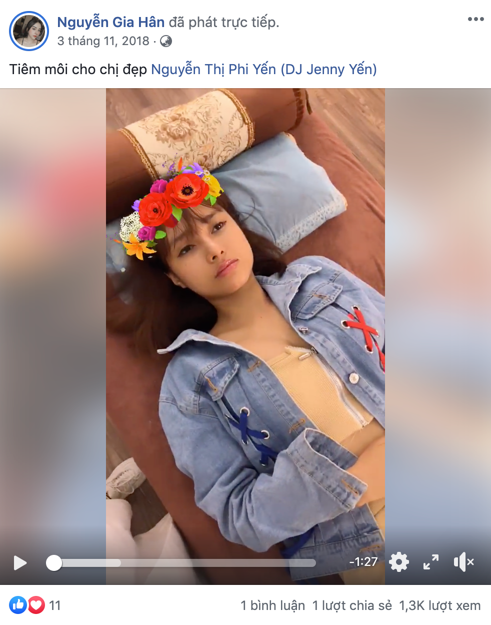 Trên trang Facebook của Gia Hân, bạn gái cầu thủ Hoàng Đức từng đăng tải clip thực hiện tiêm môi cho hot girl Jenny Yến. Có thể thấy nhan sắc của cô nàng cách đây 1 năm khác xa với hiện tại.