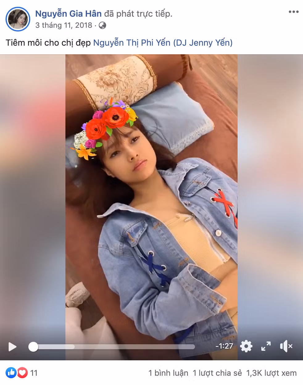 Trên trang Facebook của Gia Hân, bạn gái cầu thủ Hoàng Đức từng đăng tải clip thực hiện tiêm môi cho hot girl Jenny Yến. Có thể thấy nhan sắc của cô nàng cách đây 1 năm khác xa với hiện tại.