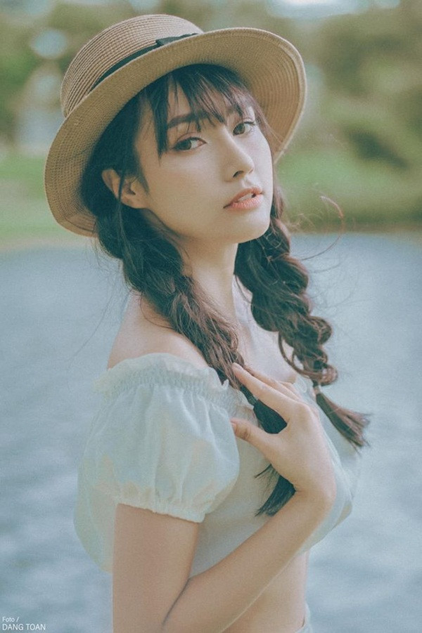 Jenny Yến là một cái tên khá nổi trong giới DJ tại miền Nam. Cô nàng bắt đầu sự nghiệp "quay đĩa" khi mới 17 tuổi.