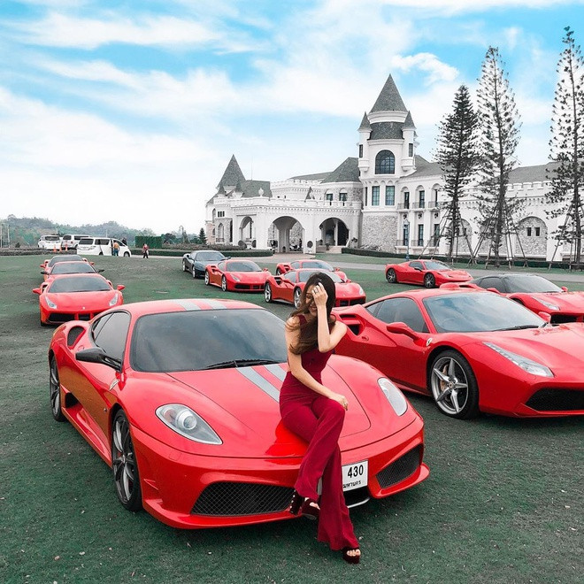 Vareenithi tốt nghiệp ngành Quản trị kinh doanh tại Đại học Exeter (Anh) và có bằng Quản trị nhà hàng khách sạn từ trường ở Thụy Sĩ.