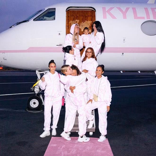 Hôm 2/6, truyền thông Anh đưa tin trong vòng vài tháng qua, Kylie Jenner đã chi hơn 130 triệu USD cho việc chi tiêu cá nhân, bao gồm mua máy bay riêng, tậu nhiều bất động sản đắt đỏ. Cụ thể, trước khi dịch Covid-19 bùng phát, hot girl sinh năm 1997 đã mua phi cơ của Global Express Jet với mức giá khoảng 50-70 triệu USD. Ngoài ra, cô còn tậu biệt thự và hàng loạt mẫu đất ở California.