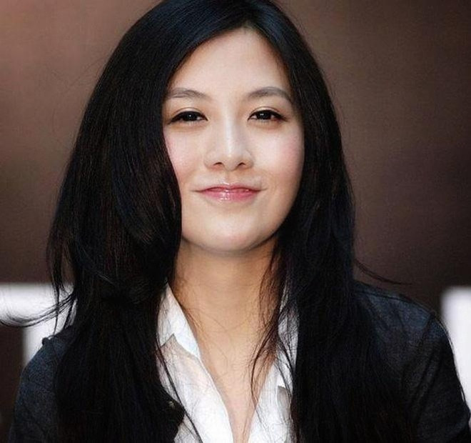 Độc thân, mê siêu xe, có cuộc sống bí ẩn là những gì truyền thông mô tả về Ji Kaiting (sinh năm 1990, Trung Quốc) - con gái của Chủ tịch và Giám đốc điều hành Công ty bất động sản Logan Property Holdings Ji Haipeng.