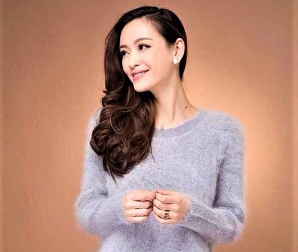 Ái nữ nhà Ji Haipeng được nhận xét có kỹ năng quản lý và khả năng kinh doanh vượt trội. Thời đi học, Ji luôn đứng top đầu trong lớp. Cô tốt nghiệp Học viện Quản lý Singapore và lấy bằng cử nhân ngành Kinh tế tài chính của Đại học London, Anh. Là cái tên khá nổi tiếng trong giới tỷ phú ở đất nước tỷ dân nhưng Ji Kaiting có cuộc sống bí ẩn. Cô hiếm khi xuất hiện trước truyền thông và hạn chế chia sẻ về cuộc sống riêng tư.