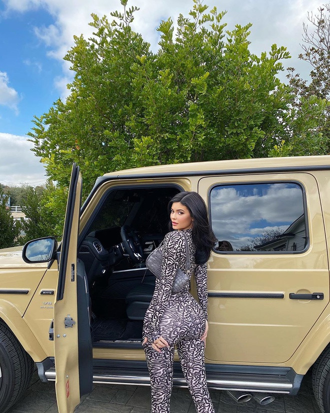 Ngoài ra, tủ đồ chứa đầy món hàng hiệu của Kylie Jenner, đặc biệt là bộ sưu tập túi Hermes xa xỉ, cũng khiến người hâm mộ và giới mộ điệu trầm trồ.