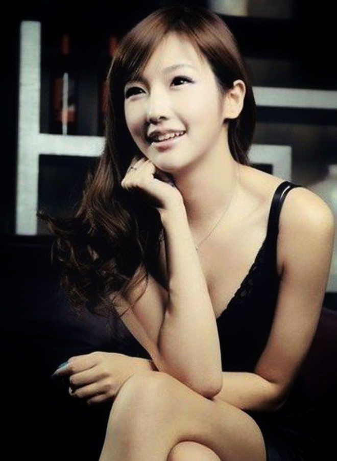 Ngoài ra, Ji cũng có trong tay nhiều siêu xe thể thao được thiết kế riêng từ thương hiệu Pagani và McLaren. Hiện nữ tỷ phú U30 được cho còn độc thân.