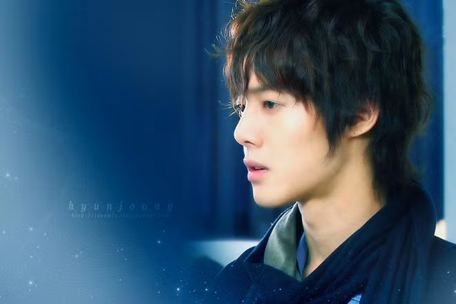 Kim Hyun Joong cũng nổi tiếng ngay từ lần đầu đóng phim nhờ dự án học đường. Năm 2009, Kim Hyun Joong nổi đình nổi đám qua vai diễn trong phim Boys Over Flowers. Anh gây ấn tượng với hình ảnh một thiếu gia dịu dàng, đầy lãng tử. Sau đó một năm, Kim Hyun Joong tiếp tục được giao vai nam sinh trong phim truyền hình thần tượng Thơ ngây.