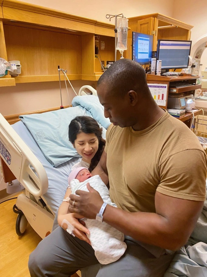 Hiện tại, cả 2 đã đón em bé đầu lòng - bé Bin, như minh chứng của tình yêu xuyên lục địa này.