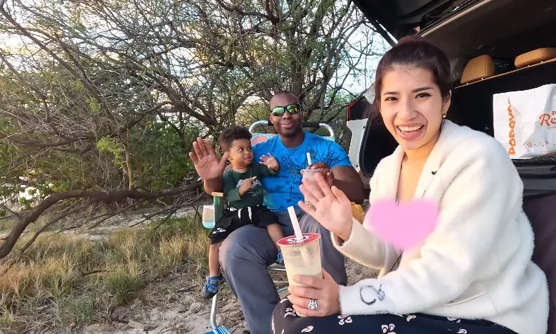 "Em thích sự cao lớn, vững vàng của anh, thích cách anh chăm chỉ tập gym để khỏe mạnh. Ở bên cạnh anh, em thấy mình được bảo vệ." - Cô nàng chia sẻ về người chồng.