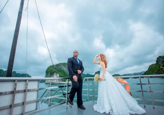 Ngoài thời gian đi làm, co nàng hay tới phố Tây Bùi Viện chơi. Nói chuyện nhiều với khách du lịch để nâng cao vốn tiếng Anh của mình.