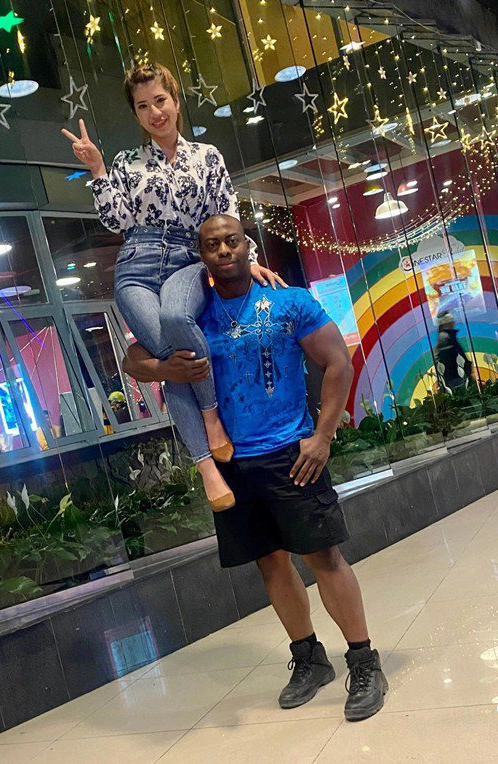 Lấy một người chồng Tây da đen, Mỹ Linh không ít lần nhận những lời nói khá khiếm nhã: "Chắc con này vì tiền mới lấy thằng kia", "con bé này trông cũng xinh gái, lấy thằng kia chắc chắn là vì kinh tế rồi", thậm chí cô còn bị hỏi về những chuyện tế nhị khác. Tuy nhiên đáp lại những lời nói đó, cô nàng đã không ngại phản pháo, đáp trả mạnh mẽ để bảo vệ chồng cũng như gia đình nhỏ của mình.