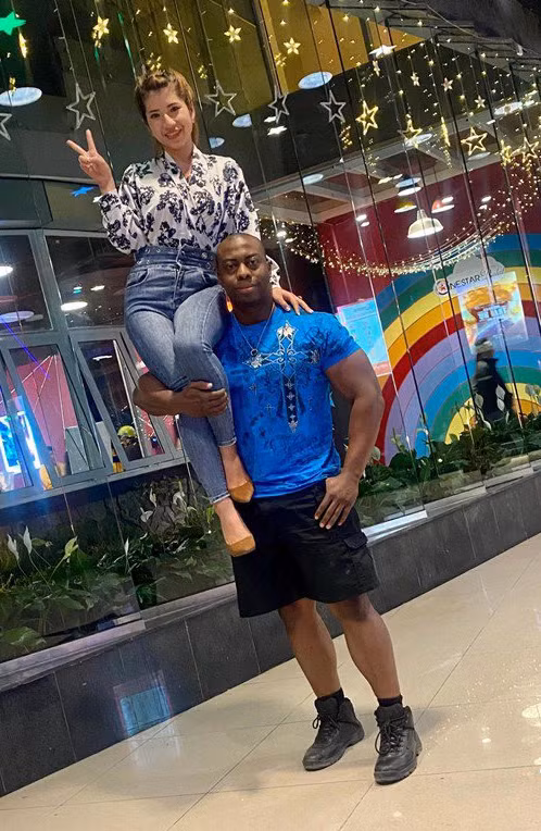 Lấy một người chồng Tây da đen, Mỹ Linh không ít lần nhận những lời nói khá khiếm nhã: "Chắc con này vì tiền mới lấy thằng kia", "con bé này trông cũng xinh gái, lấy thằng kia chắc chắn là vì kinh tế rồi", thậm chí cô còn bị hỏi về những chuyện tế nhị khác. Tuy nhiên đáp lại những lời nói đó, cô nàng đã không ngại phản pháo, đáp trả mạnh mẽ để bảo vệ chồng cũng như gia đình nhỏ của mình.