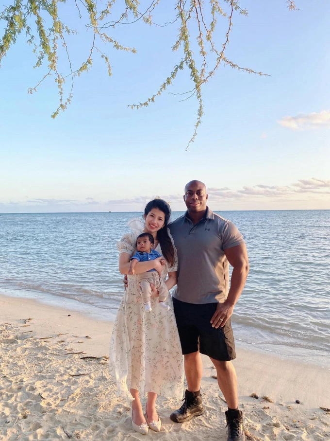 Cặp đôi hạnh phúc với thành viên mới của gia đình.