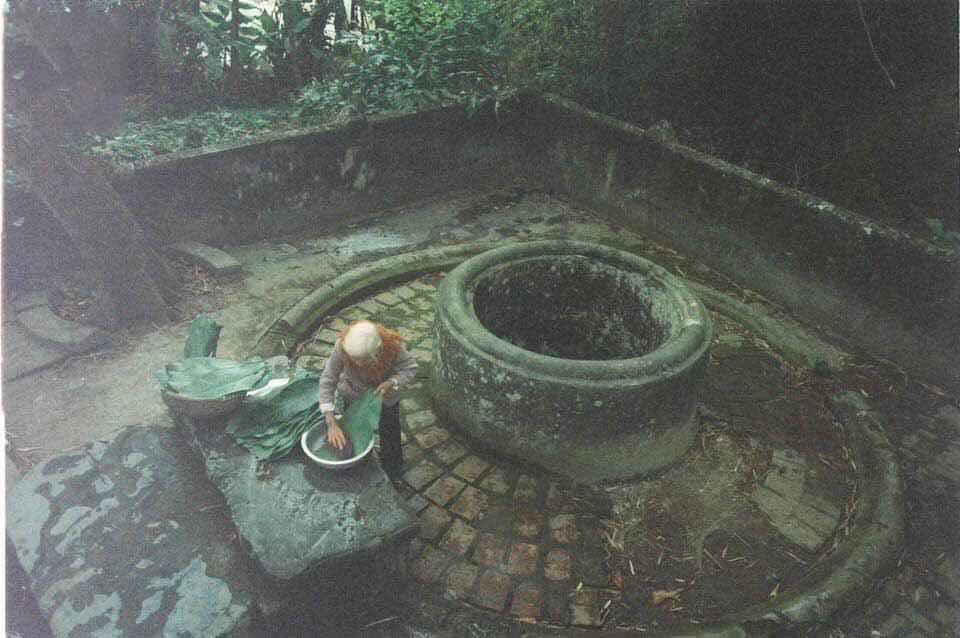 Không chỉ thích tết vì được sắm quần áo mới, được nghỉ học và nhận những phong bao lì xì đỏ may mắn, trẻ con thế hệ 8x, 9x cũng nhớ nhung những ngày cận kề thời khắc chuyển giao từ năm cũ sang năm mới, được rửa lá, gói bánh.