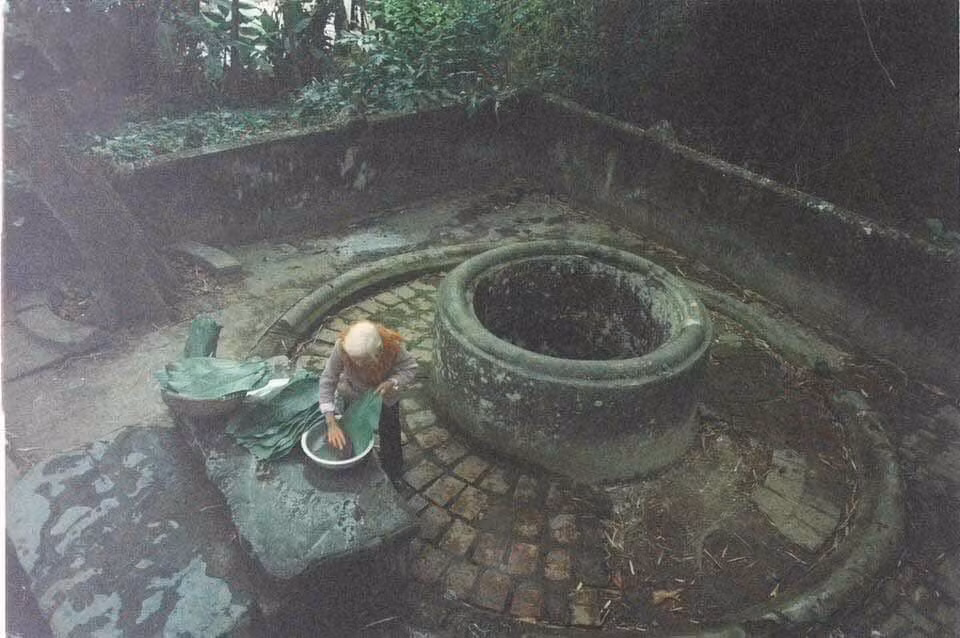 Không chỉ thích tết vì được sắm quần áo mới, được nghỉ học và nhận những phong bao lì xì đỏ may mắn, trẻ con thế hệ 8x, 9x cũng nhớ nhung những ngày cận kề thời khắc chuyển giao từ năm cũ sang năm mới, được rửa lá, gói bánh.