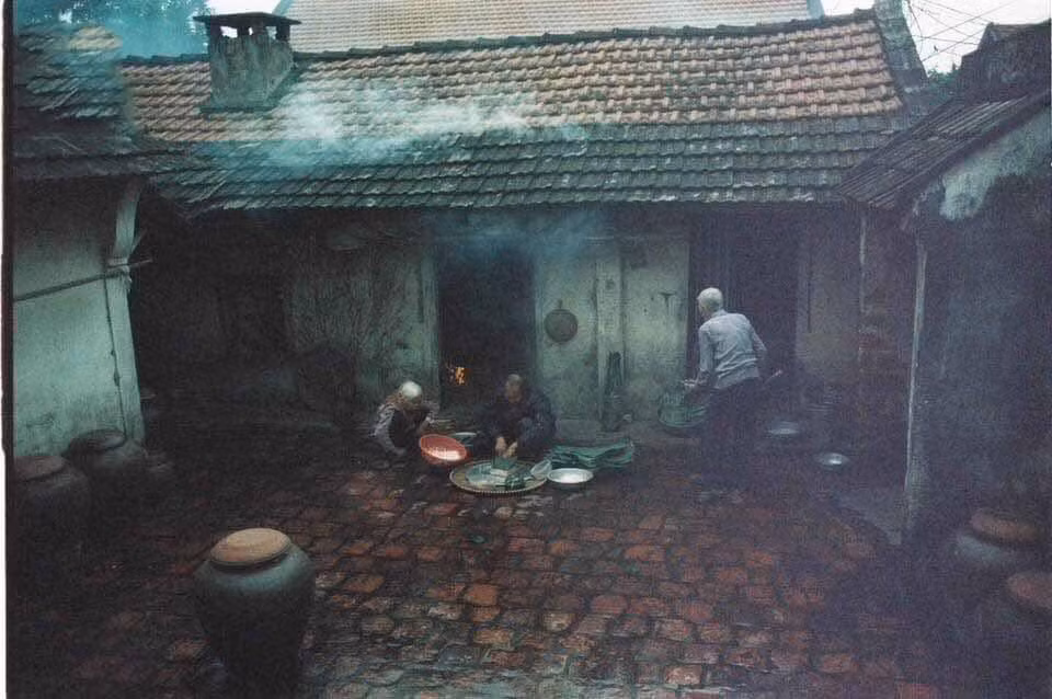 Xem ông bà gói bánh rồi háo hức trông nồi là những khoảnh khắc kỳ diệu của tuổi thơ mà ai cũng từng trải qua. Nhiều người còn thích thú hồi tưởng: "Cứ bắc nồi bánh lên bếp xong là 5 anh chị em nhà mình mang chăn gối trông bánh luôn. Xin được bà vài củ khoai là ném vào bếp, khi mùi khoai nướng chín thơm phức, nóng hổi là mấy anh chị em lại tranh nhau xem củ nào to hơn".