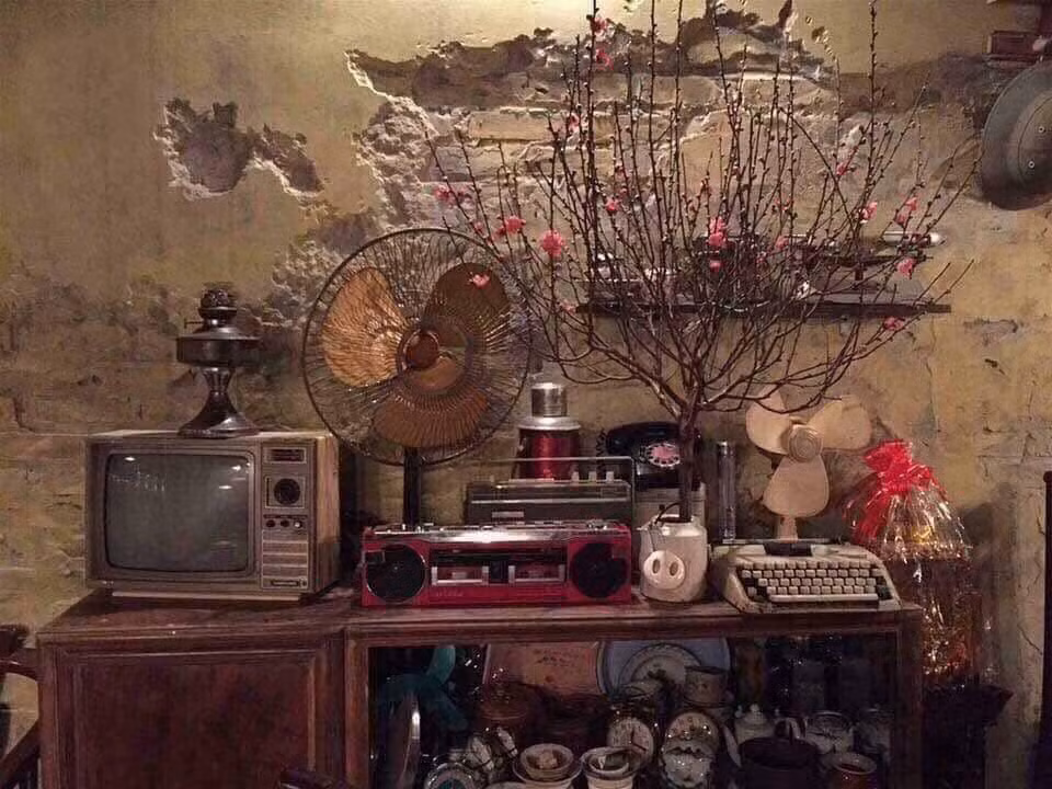 Nhiều người cho rằng, không khí ngày tết ở miền Bắc đặc trưng hơn ở so với miền Nam bởi cái thời tiết lạnh cắt da cắt thịt kèm mưa phùn. Còn trong Nam quanh năm nắng nóng nên đôi khi, tết gõ cửa lúc nào cũng chẳng nhận ra.