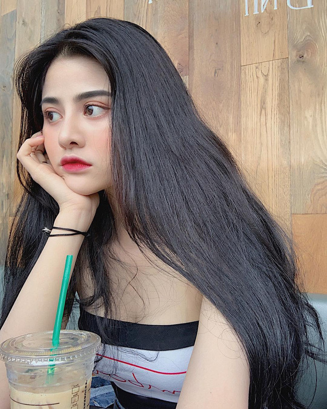 Vì chỉ có mẹ làm trụ cột gia đình nên hai chị em phải tự lập từ năm 13 tuổi. Ngoại hình xinh đẹp giúp cặp đôi nhận được nhiều lời mời làm mẫu ảnh nên cuộc sống cũng dễ dàng hơn rất nhiều.