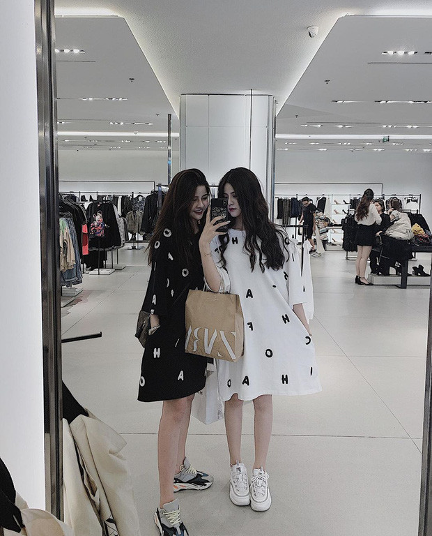 Được biết cặp chị em sinh đôi nổi tiếng này là Lê Nguyễn Kim Chi (chị) và Lê Nguyễn Mỹ Chi (em), sinh năm 2000 và hiện đang sinh sống tại TP HCM. Hai chị em là sinh đôi cùng trứng nên ngoại hình cực giống nhau.