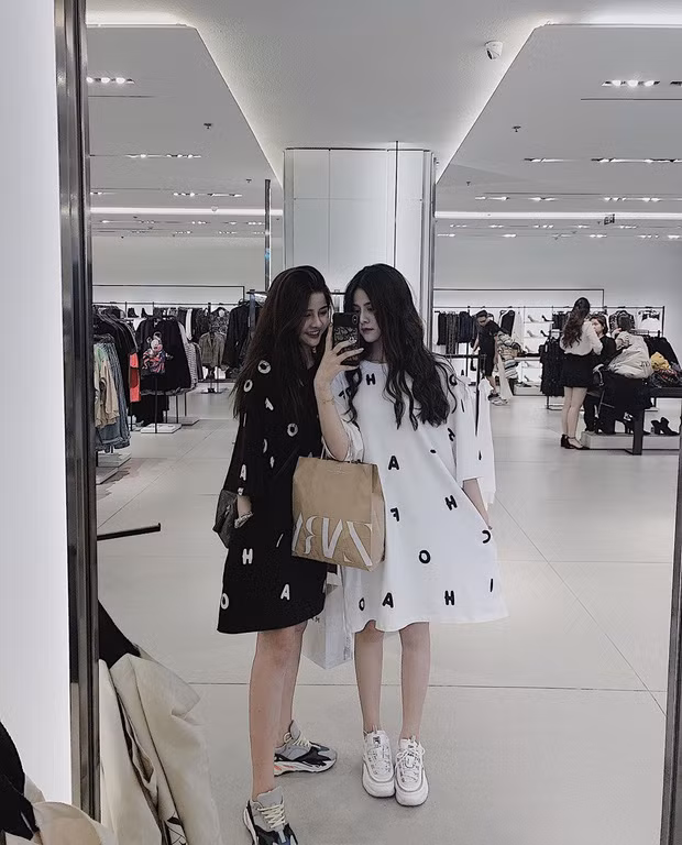 Được biết cặp chị em sinh đôi nổi tiếng này là Lê Nguyễn Kim Chi (chị) và Lê Nguyễn Mỹ Chi (em), sinh năm 2000 và hiện đang sinh sống tại TP HCM. Hai chị em là sinh đôi cùng trứng nên ngoại hình cực giống nhau.