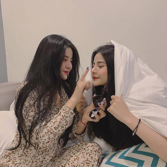 Thế nhưng hai chị em lại có tính cách trái ngược hoàn toàn. Trong khi cô chị Kim Chi khá nhút nhát, hiền lành thì Mỹ Chi lại mạnh mẽ, thường xuyên "bắt nạt" chị gái.