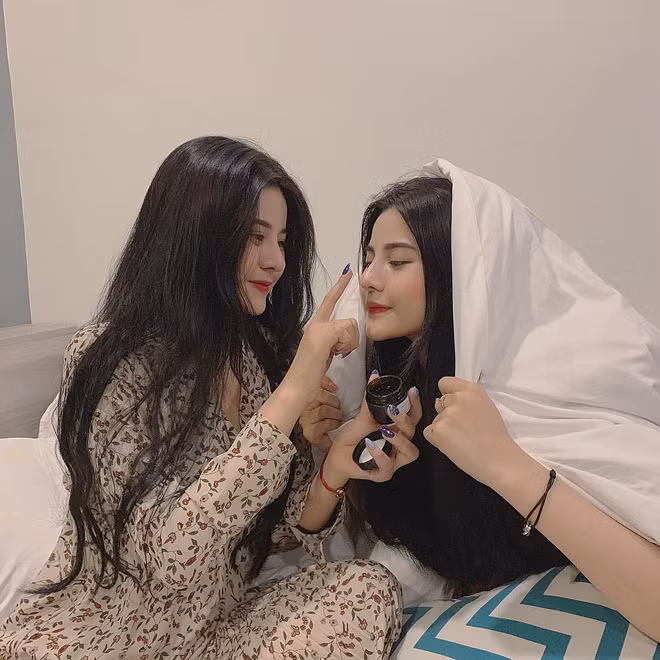 Thế nhưng hai chị em lại có tính cách trái ngược hoàn toàn. Trong khi cô chị Kim Chi khá nhút nhát, hiền lành thì Mỹ Chi lại mạnh mẽ, thường xuyên "bắt nạt" chị gái.