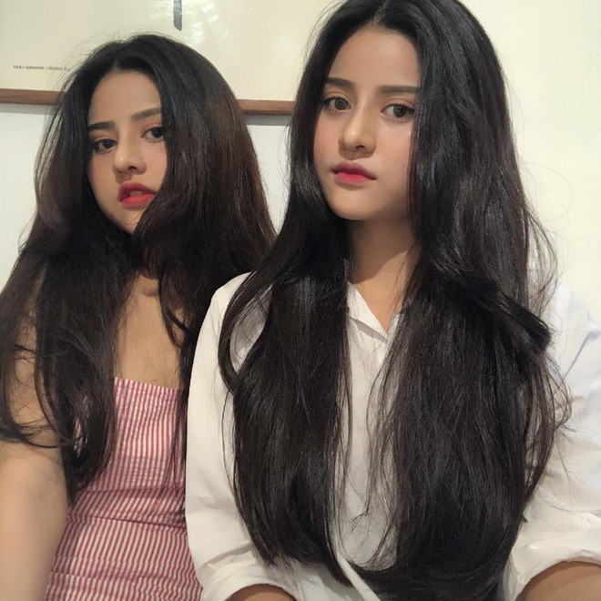 Mới đây, hình ảnh một cặp chị em sinh đôi được chia sẻ rầm rộ trên mạng xã hội gây chú ý bởi nhan sắc nổi trội và quá giống nhau của cả hai.