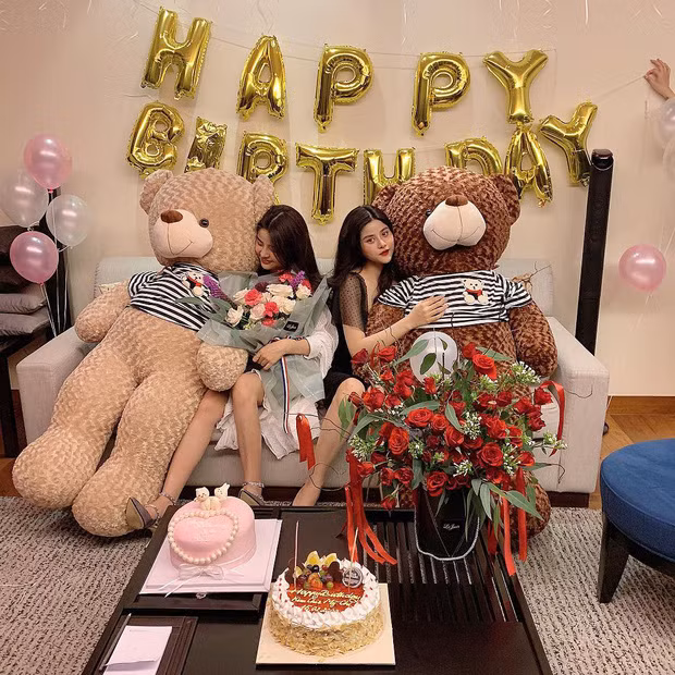 Vì là sinh đôi cùng trứng nên cả hai có những gắn kết kỳ lạ. Ví dụ như một người ốm thì người kia cũng ốm theo hay hai chị em không bao giờ giận nhau lâu, 5 phút im lặng là lại trò chuyện như chưa hề cãi vã.