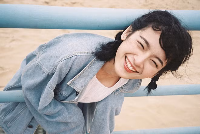 "Bạn này xinh tự nhiên, khác với mấy hot girl khác", "Bạn ấy tóc ngắn mà vẫn xinh làm tôi cũng muốn cắt quá" là những bình luận của CĐM về Tiểu Dương.