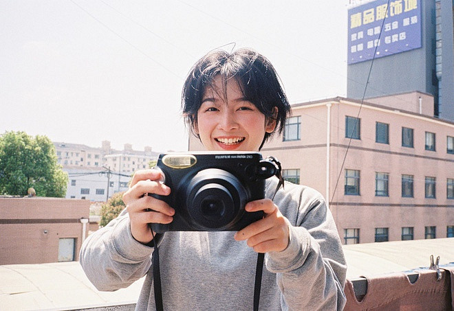 Tạm biệt mái tóc dài thướt tha, cô nàng trở nên nổi bật với mái tóc ngắn, xoăn tự nhiên.