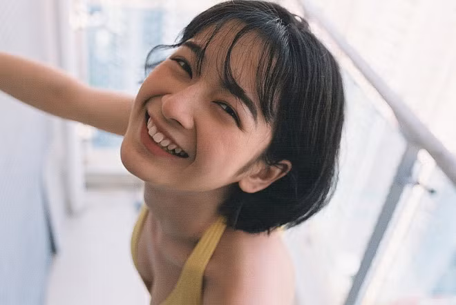 Với làn da trắng sáng, sống mũi cao và đôi mắt to tròn, hot girl tóc ngắn gây ấn tượng với vẻ ngoài ngây thơ, trẻ trung và dễ thương.