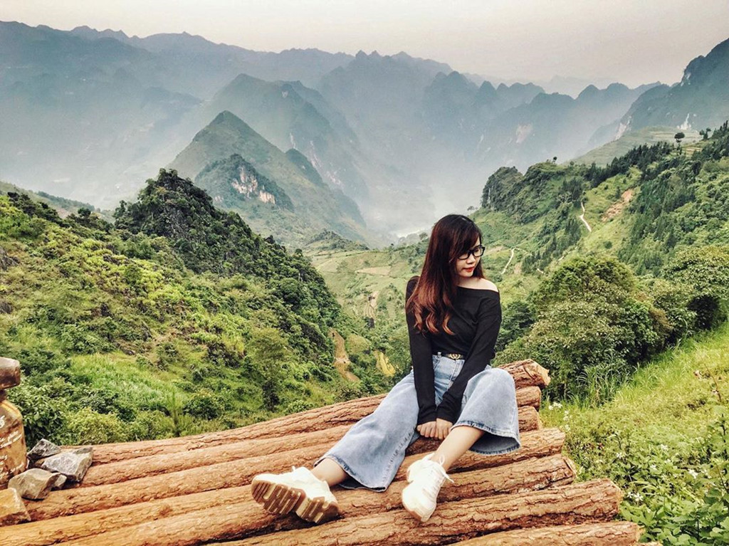 Ngắm nhìn núi rừng trập trùng uốn lượn dưới vực sâu và dòng sông Nho Quế xanh biếc tại đèo Mã Pì Lèng khiến ta như quên đi hết mệt mỏi, bộn bề cuộc sống khi.