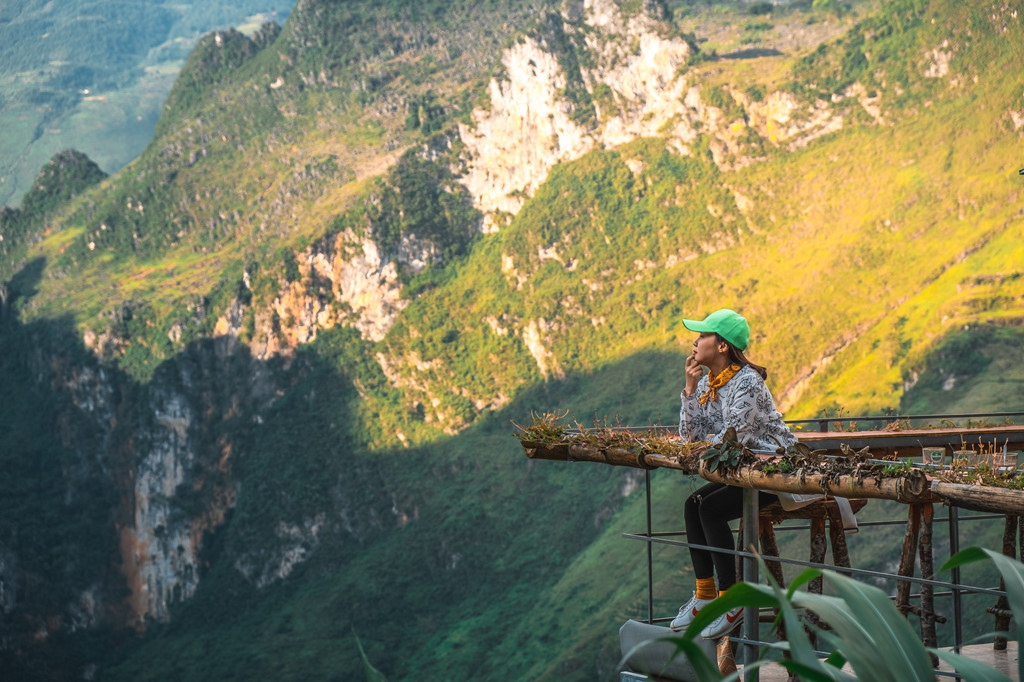 Không ít dân mạng, yêu du lịch thiên nhiên đã lên tiếng phản đối và kêu gọi mọi người tẩy chay công trình bê tông tên Mã Pì Lèng Panorama, nhằm bảo tồn cảnh sắc thiên nhiên của con đèo hùng vĩ tại Hà Giang.
